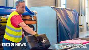 Qantas asks executives to work as baggage handlers for three months