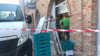 Caorle, perde il controllo dell'auto e sfonda la vetrina del Tigotà - La Nuova Venezia