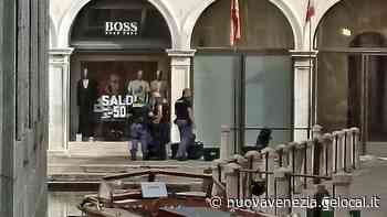 Valigia sospetta a San Marco, turisti e residenti bloccati dagli artificieri per un allarme bomba - La Nuova Venezia