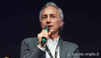 Marco Travaglio, incidente stradale a Roma: con l'auto sui tavolini di un ristorante. Come sta il giornalista - Virgilio Notizie