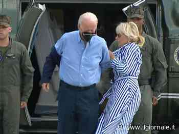 Si fa vestire dalla moglie poi fa cadere gli occhiali: Biden di nuovo nella bufera