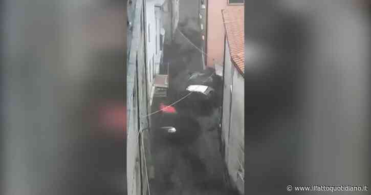 Maltempo nell’Avellinese: fiumi di fango invadono le strade di Monteforte Irpino e trascinano le auto. Le impressionanti immagini