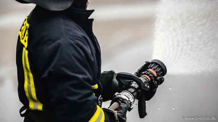 Feuer in Finsterwalde: Heckenbrand greift auf Wohnhaus über - hoher Sachschaden entstanden - Lausitzer Rundschau