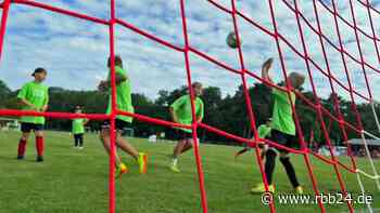 Ferien-Fußballcamp in Spremberg: Lausitzer Kinder kicken mit Fußballprofis - rbb24