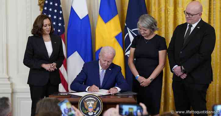 Ucraina, Biden firma il trattato che approva l’ingresso di Svezia e Finlandia nella Nato