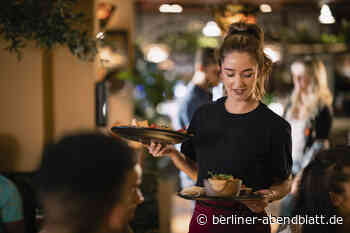Wirtschaft: Personal in der Gastronomie klagt über immer weniger Trinkgeld - Berliner Abendblatt