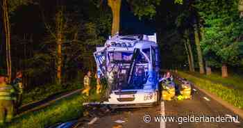 Vrachtwagenchauffeur komt met de schrik vrij na botsing tegen boom in Terschuur - De Gelderlander