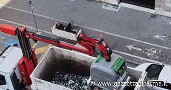Via Trento: si sdraia in strada, arriva il camion del vetro ma lui continua a dormire - Foto-sequenza - Gazzetta di Parma