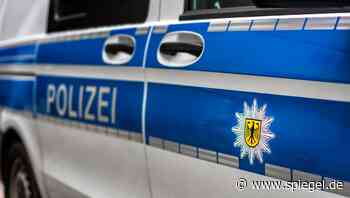 Bunde in Niedersachsen: Per Haftbefehl gesuchter Mann in Taxi eingeschlafen - DER SPIEGEL