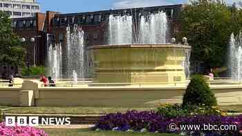 Hull: Queens Gardens sunseekers warned over cooling off in fountain - BBC