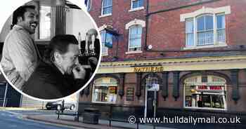 Fascinating photos capture life in Hull's landmark Rayners pub in 1980s - Hull Live