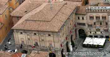 Bancarelle in piazzale Maestri il giorno di Ferragosto - Gazzetta di Parma
