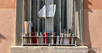 Parma, libri alla finestra: "Servitevi, sono in regalo" - Gazzetta di Parma