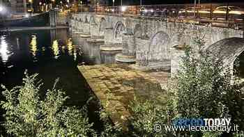 Pioggia assente, siccità galoppante: Lario a secco, il ponte Vecchio mostra le fondamenta - LeccoToday