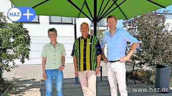 Hemmingen: Stadt stellt Sonnenschirme auf Platz in Arnum auf - HAZ