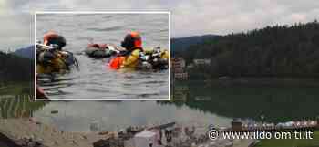 Dramma al lago di Lavarone, riprese all'alba le ricerche del 17enne che non è più riemerso dopo un tuffo: in azione i sommozzatori - il Dolomiti
