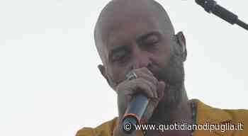 Giuliano Sangiorgi all'alba a San Cataldo: concerto show. Le foto - quotidianodipuglia.it