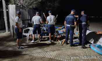 Blitz all'alba sulla spiaggia di Terracina: rimossi 600 tra lettini e ombrelloni – Luna Notizie – Notizie di Latina - Lunanotizie