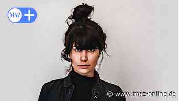 Rathenow: Literatur trifft auf regionales Gemüse – Jasmin Schreiber liest im Hof der Bibliothek - Märkische Allgemeine Zeitung