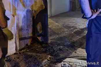 Principio di incendio all'antico portone di Palazzo Quercia - TraniViva