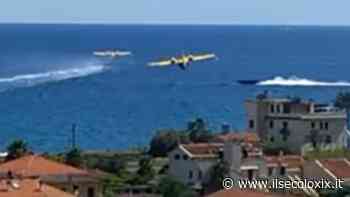 Albenga, denunciato il diportista che ha ostacolato le operazioni del canadair. Rischia anche il ritiro della patente nautica - Il Secolo XIX