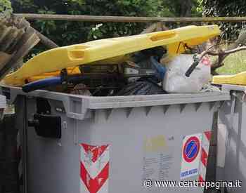 Pesaro, incivili dei rifiuti: la bici gettata nel cassonetto della plastica - Centropagina