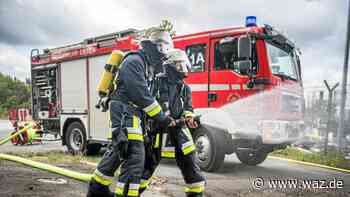 Feuerwehr-Einsatz in Duisburg: Gartenlauben im Vollbrand - NRZ News