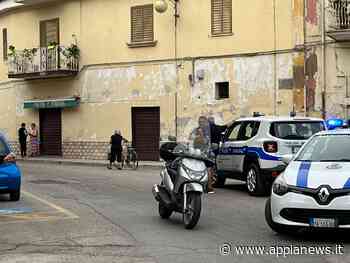 CASAGIOVE. FOTO. Anziano non risponde da due giorni, salvato dai vigili urbani: era a terra - Appia News