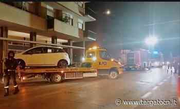 Cadono pezzi di cornicione dal palazzo davanti alla stazione di Fossano, auto danneggiate - TargatoCn.it