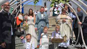 Riesenspalier für Melanie und Tobias Schmid vor der Pfarrkirche Leonberg - Onetz.de