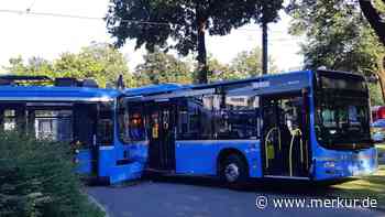 Mitten in München: Tram kracht in MVV-Bus - Straßenbahn entgleist dabei