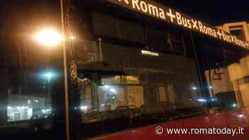 Sassi contro bus Atac, danneggiato vetro laterale