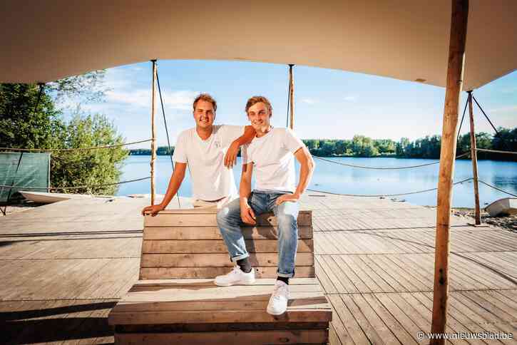 Vrienden pakken uit met zomerse strandbar aan ‘put van Hombeek’: “Met zo’n prachtlocatie moesten we iets doen”