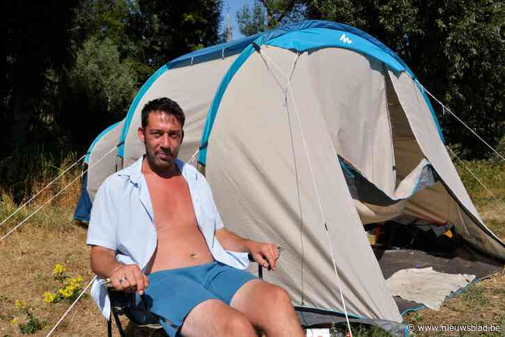 Pas nadat hij drie weken in tent langs kanaal kampeerde, krijgt failliete Bjorn (41) woning toegewezen: “Iedereen kan plots op straat belanden”