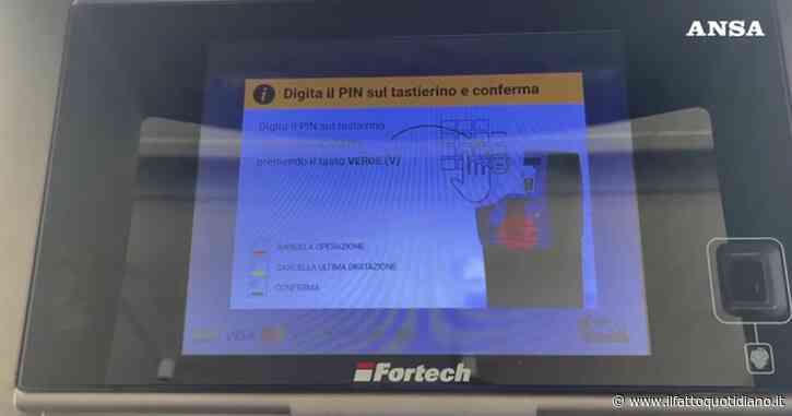 Cagliari, anche il distributore automatico di benzina ora parla in sardo: il video