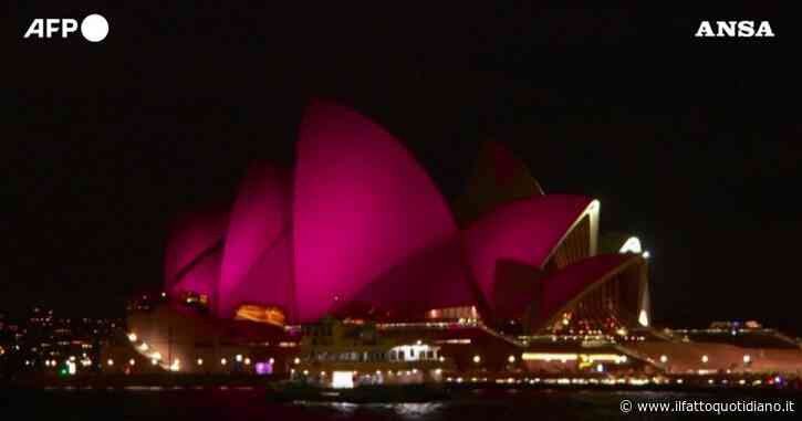Olivia Newton-John, la Sydney Opera House si illumina di rosa per rendere omaggio all’attrice – Video