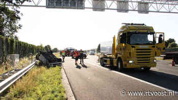 Auto slaat over de kop op A1 bij Enter, rijstroken afgesloten - RTV Oost
