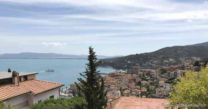 Orbetello e Capalbio invase dai moscerini, ristoranti chiusi alle 21 e luci spente per non attirare gli sciami: “Colpa di caldo e umidità”