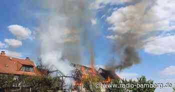 Mehrere Gebäude brennen in der Röhn