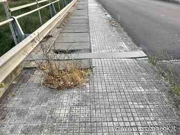 Crotone, salto della mattonella lungo viale Gandhi ~ CrotoneOk.it - CrotoneOK.it