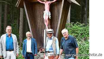 Kruzifix wieder aufgestellt - Niedereschacher Stifter freuen sich über Restaurierung - Schwarzwälder Bote