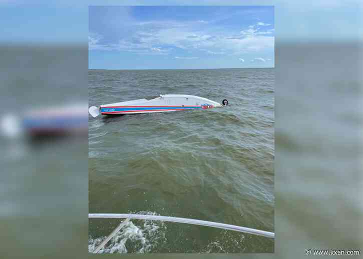 Airplane helping to fight Texas wildfires crashes into lake