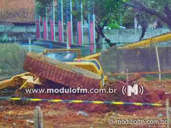 Escavadeira tomba e destrói muro da escola Casimiro de Abreu; ninguém se feriu - Módulo FM
