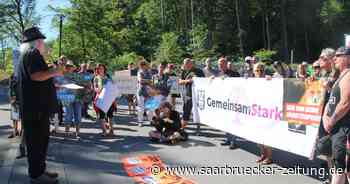 Mahnwache gegen Fuchsgehege: Kreisverwaltung Neunkirchen prüft rechtliche Schritte - Saarbrücker Zeitung