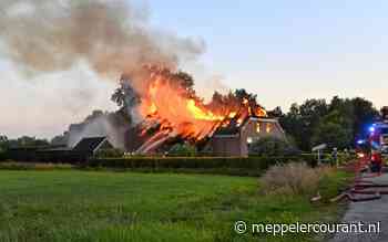 Vuur verwoest woonboerderij met rieten dak aan de Veendijk in Havelte | video - Meppeler Courant