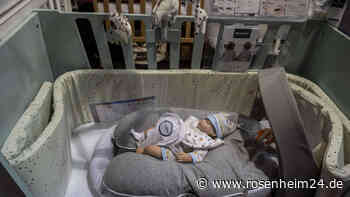 Verrückte Liebesgeschichte: Frau heiratet Stoff-Mann und bringt „Kind“ von ihm zur Welt 