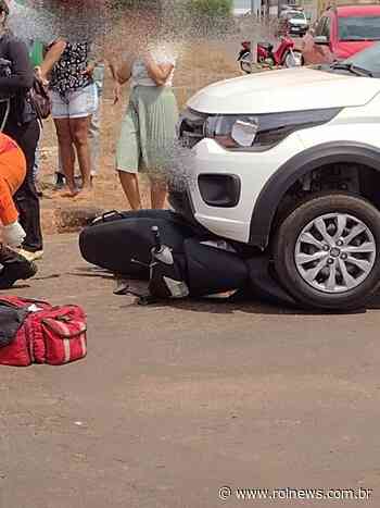 Motoneta fica presa embaixo de carro após colisão em Pimenta Bueno, RO - ROLNEWS