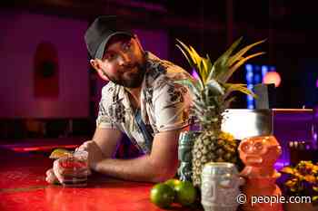 See Ryan Griffin Perform Acoustic Rendition of 'Slow Down Sunrise' - PEOPLE