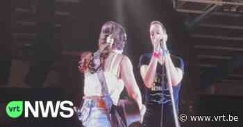 Coldplayfan Gillian mag mee het podium op in Brussel om er samen met Chris Martin en co "Green eyes" te spelen - VRT NWS