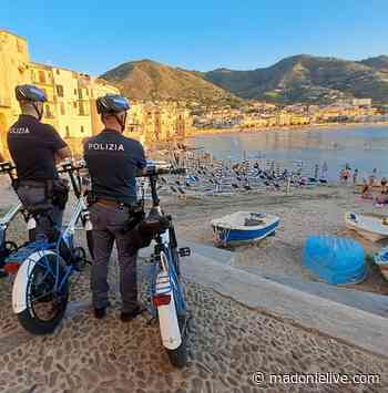 Cefalu’,agenti della Polizia in bicicletta lungo le vie del centro storico - Madonie Live